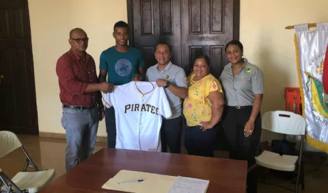 Bocatoreño Wilbur Martínez firma con los Piratas de Pittsburgh