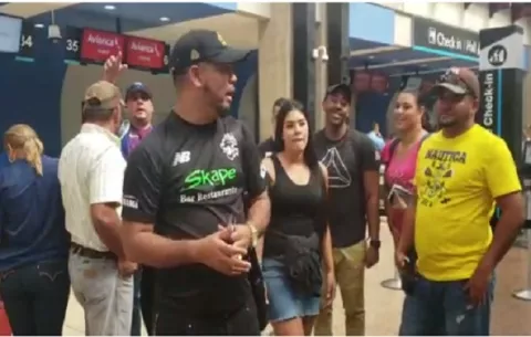Panameños varados en Medellín se quejan de Wingo