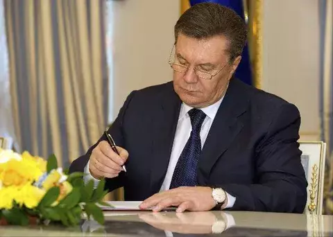 Yanukóvich niega destitución y advierte que luchará por Ucrania
