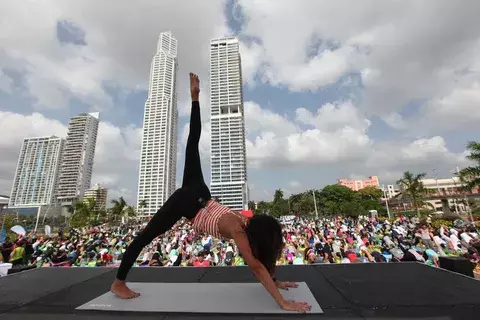 Panameños y extranjeros disfrutaron del "It’s Free Yoga Panamá"