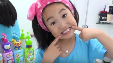 Niña youtuber de 6 años compra propiedad de $8 millones 