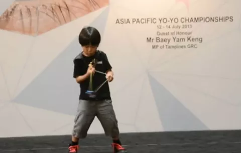 Un niño con sorprendente habilidad para el yo-yo