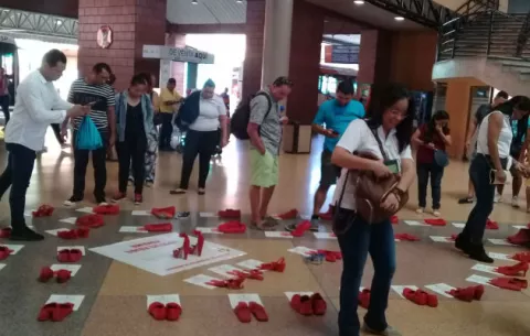 Feministas colocan Zapatos Rojos en la Cinta Costera para exigir alto a los femicidios