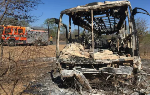 Mueren 42 personas calcinadas al incendiarse un autobús en Zimbabue
