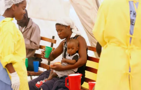 Vacunan a medio millón de personas por brote de cólera que deja 49 muertos en Zimbabue