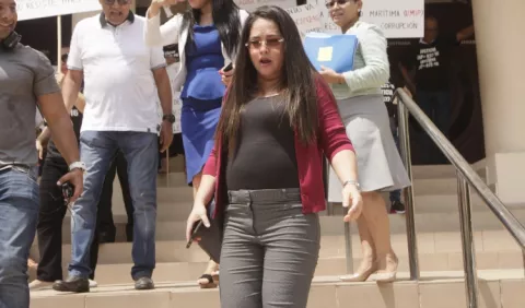 Directora de Migración 'revuelve' al Gobierno