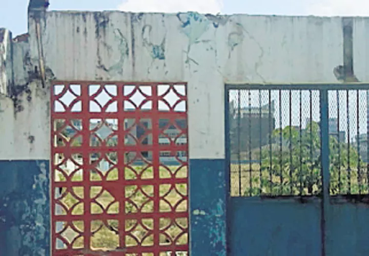 Solo  se observan las deterioradas y derrumbadas estructuras. /Fotos: Diomedes Sánchez