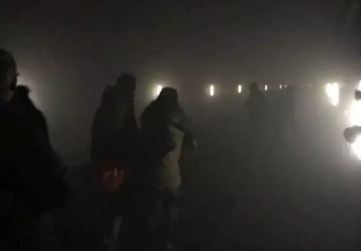 Un grupo de personas afectadas en el metro.  / efe