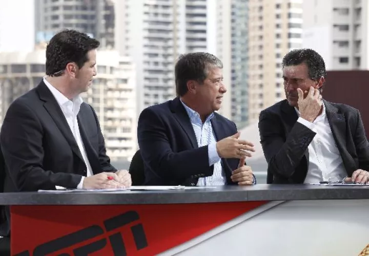 Mario Kempes compartió ayer la mesa del programa Fuera de Juego, de ESPN, con "El Bolillo" Gómez. A la izquierda, Andrés Agulla.  / Foto Josué Arosemena