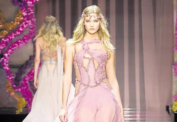 Presenta una creación de la colección Otoño/Invierno 2015/2016. /Foto EFE