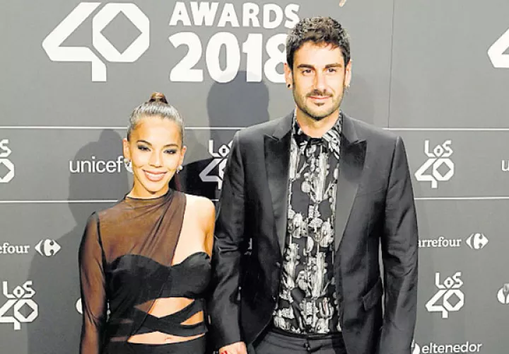 El cantante Melendi, junto a Julia Nakamatsu. 