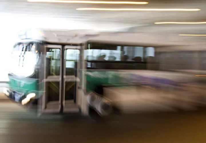 Autobús corriendo foto: Nick Cowie