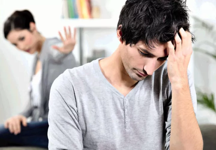 Pareja distante en casa