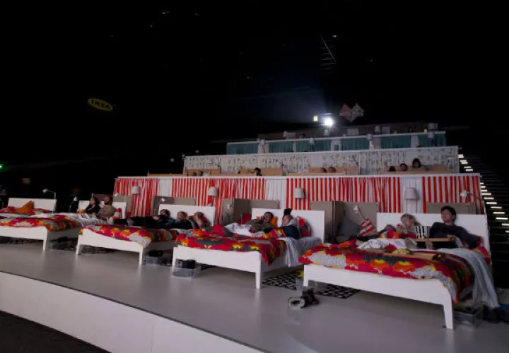 Es la primera sala de cine en Rusia que cuenta con camas en lugar de los asientos. Foto/ AP