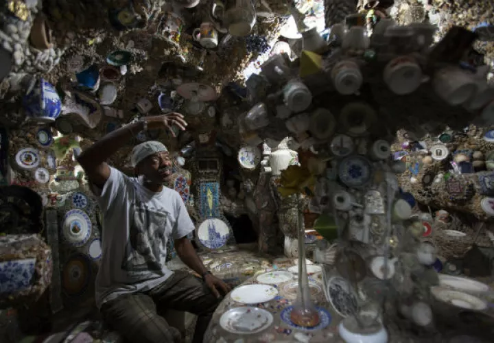 Utiliza muñecos, piezas de cerámica, cámaras de fotos. Foto/ EFE