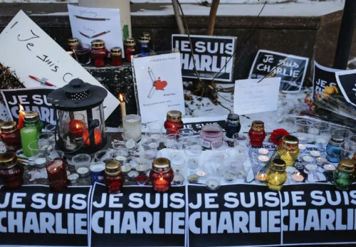 Colocaron velas  ante la embajada de Francia en Kiev. Foto/ EFE