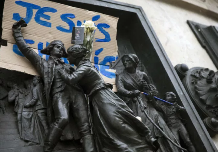 Cartel  colocado en una estatua de la Plaza de la República en París. Foto/ EFE