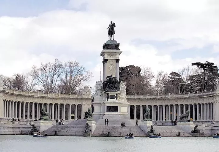 Estanque y monumento a Alfonso XII ubicado en el parque  El Retiro.