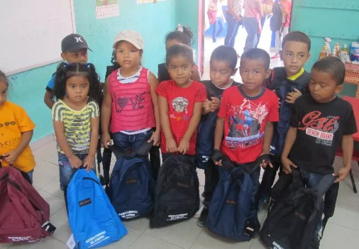 Fundación Hacienda Santa Mónica entrega útiles 