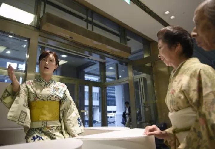 El androide con apariencia de mujer llamado Aiko Chihira da la bienvenida a los clientes de los grandes almacenes Mitsukoshi en Japón. Foto/EFE