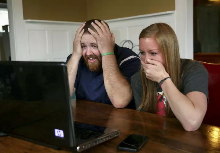 La pareja recibió la noticia vía Skype. Foto/ AP