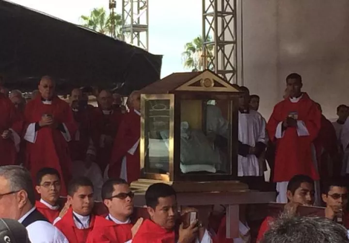  Camisa que utilizó el beato Arnulfo Romero el día que fue asesinado. Foto/@EugenioChicas 