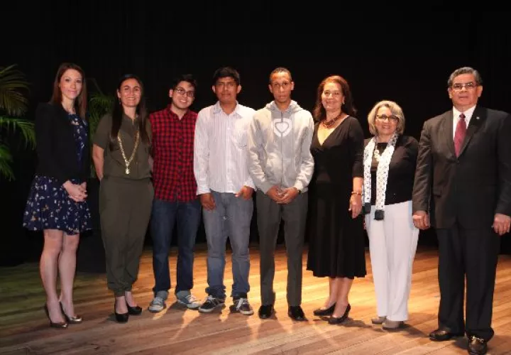  Panamá premió a tres jóvenes poetas 