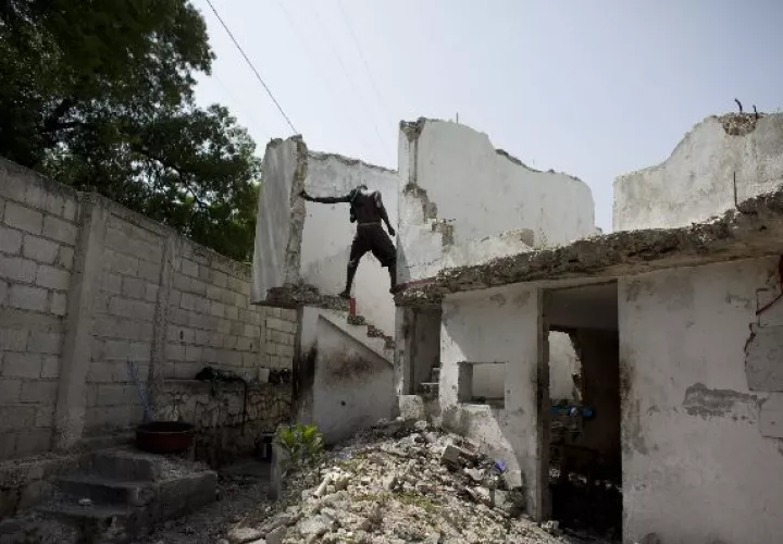 Haitianos convierten ruinas del terremoto en hogares 