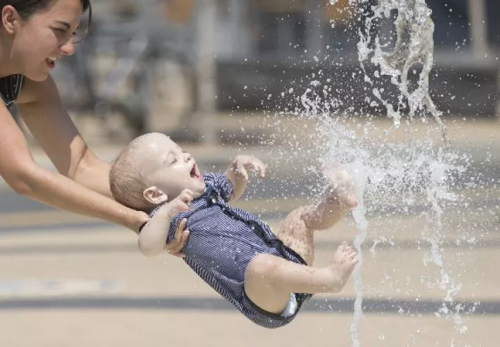 Felicidad ante un baño público muy refrescante 