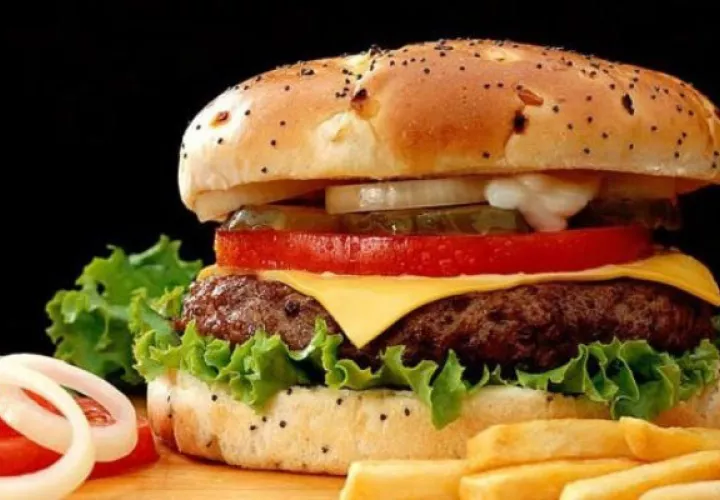 No debe comerse en plato y con cubiertos. Foto/ EFE