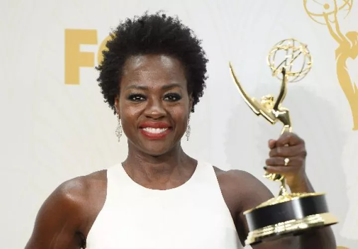 La actriz fue candidata a los premios Óscar, a los Globos de Oro y ganadora de dos Premios Tony. Tiene 50 años.  