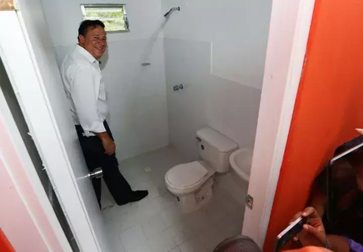 Varela: Momento cuando el presidente Juan Carlos Varela entregó el primer baño higiénico del Programa Sanidad Básica 100/0. Hasta el momento se desconoce el avance de una de las principales promesas del Gobierno y se criticó el costo de los sanitarios ($3,000 cada uno).