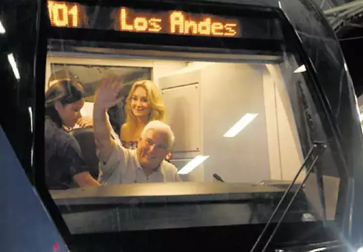Martinelli: El expresidente Ricardo Martinelli inauguró la Línea 1 del Metro de Panamá. Este importante medio de transporte cuenta con 60 vagones y traslada a más de 200 mil pasajeros diariamente desde la terminal de Albrook hasta San Isidro y viceversa.