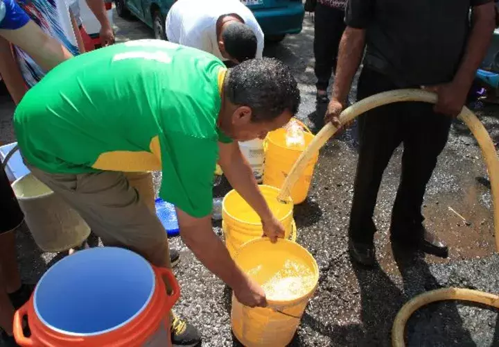 La actual administración ya tiene un año de estar en el poder y aún hay comunidades que no tienen agua 24 horas al día, lo que ha provocado molestia entre sus moradores.