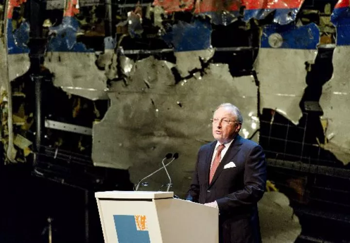 El presidente de la Junta de Seguridad de Holanda, Tjibbe Joustra, explica el informe a los medios de comunicación.  / EFE