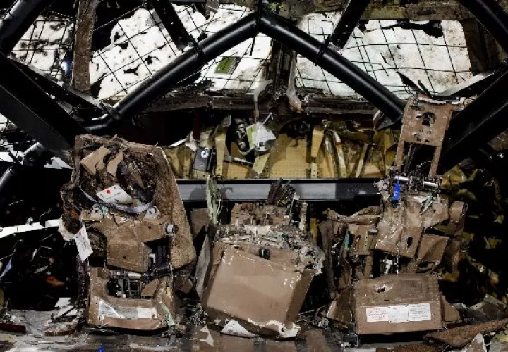 Partes del avión reconstruido.  / EFE