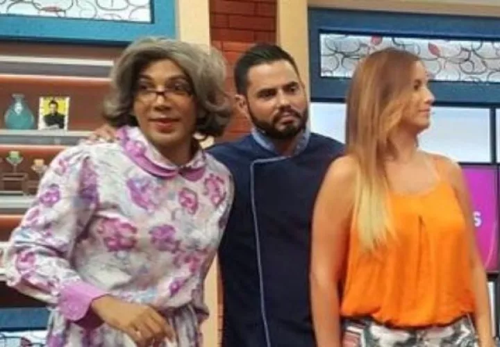 Aunque se vista...