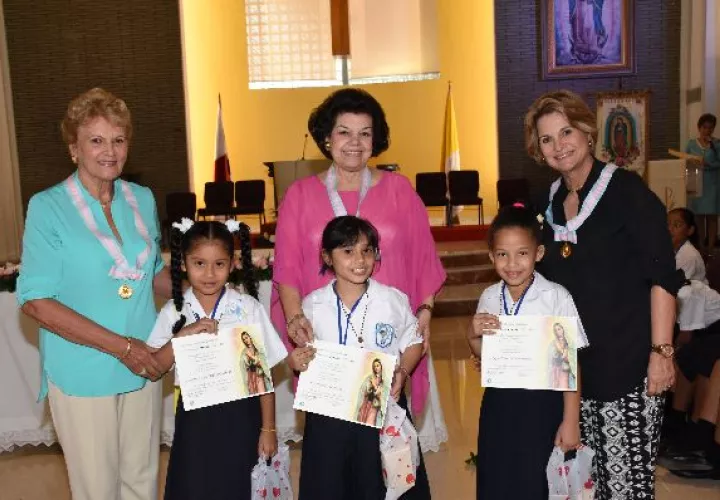 1. Grupo de alumnos ganadores de la categoría de Pictórico Nivel I, con la presidenta Sra. Anita de Moreno y las  vicepresidentas Sra. Dayra de Fábrega y Sra. Gerta de Pérez. 