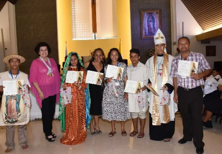 2. Alumnos de la escuela ganadora del certamen de dramatización, C.E.B.G. Francisco Beckman, Panamá Norte con la presidenta Anita de Moreno y las   vicepresidentas. 