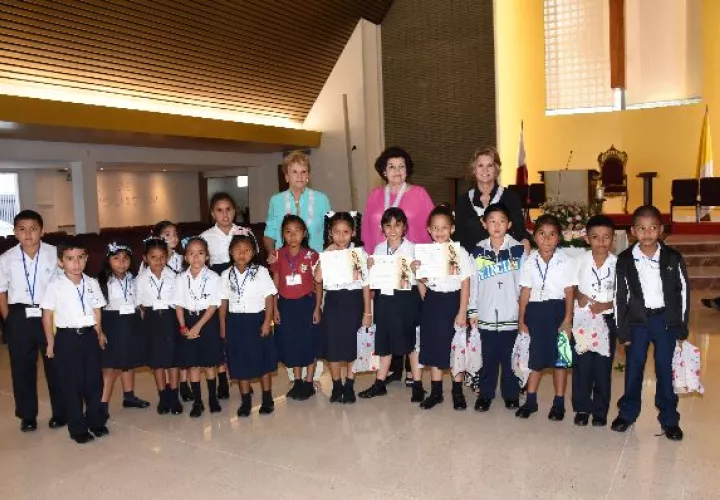 3. Grupo total de alumnos participantes de la categoría de Pictórico Nivel I, con la presidenta Sra. Anita de Moreno y las  vicepresidentas Sra. Dayra de Fábrega y Sra. Gerta de Pérez. 