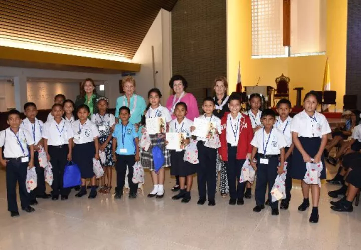 4. Grupo total de alumnos participantes de la categoría de Pictórico Nivel II, con la presidenta Sra. Anita de Moreno y las  vicepresidentas Sra. Dayra de Fábrega y Sra. Gerta de Pérez y la señora Elsie de Roquebert. 