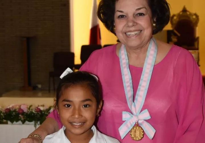 5. Alumna ganadora del primer premio de la categoría de Pictórico Nivel I I, Yelkis E. Pittí,  alumna del cuarto grado de la escuela Doleguita, de la provincia de Chiriquí, y la presidenta de la asociación, Sra. Anita de Moreno. 