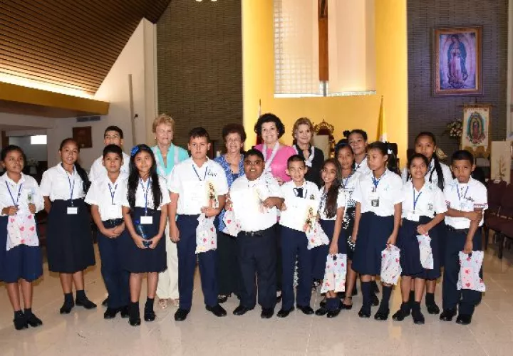 1. Grupo de alumnos participantes de la categoría oratoria, con la presidenta, Sra. Anita de Moreno, y las  vicepresidentas Sra. Dayra de Fábrega y Sra. Gerta de Pérez y la dama guadalupana Sra. Nisla de Viggiano. 
