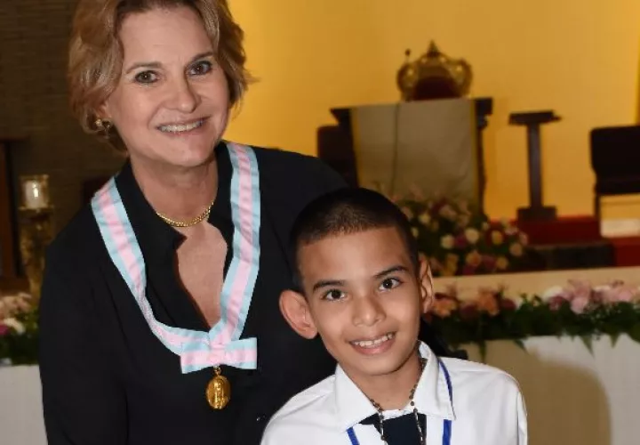 3. Alumno ganador de segundo premio de la categoría de oratoria, Manuel de Jesús Morales, estudiante del quinto grado de la escuela Anexa del Canadá, en Veraguas, con la Sra. Dayra de Fábrega, vicepresidenta de la asociación. 