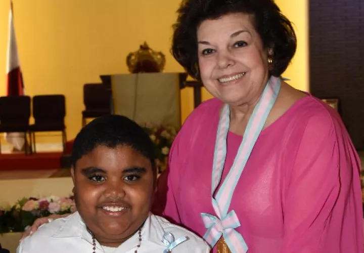 2. Alumno ganador del primer premio de la categoría de oratoria, Juan de Dios Lasso López, estudiante de quinto grado  de la escuela de Cabuya de Parita, en la provincia de Herrera, y la presidenta de la asociación, Sra. Anita de Moreno. 