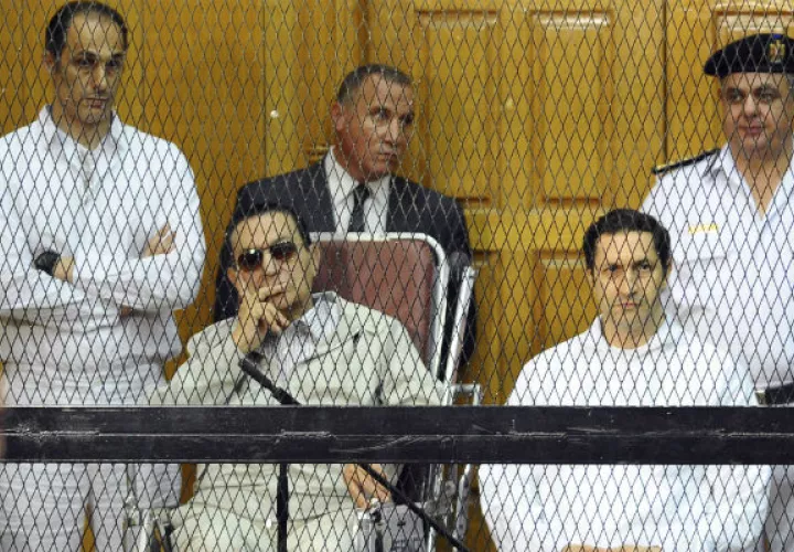 Hosni Mubarak junto a sus hijos. Foto/ AP