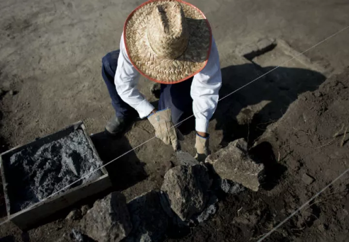 Un trabajador reconstruye una pared derribada. Foto/ AP