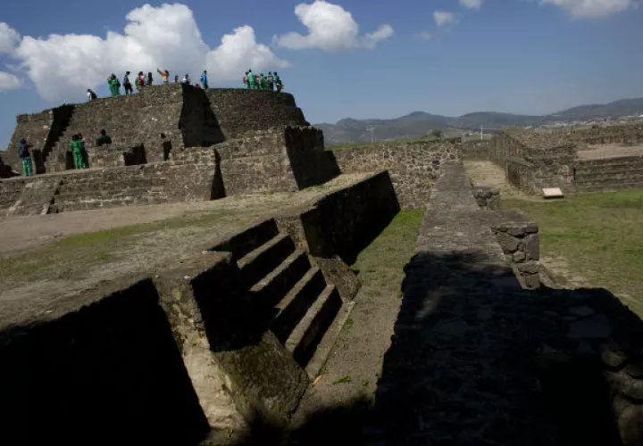 Estudiantes visitan un templo en el sitio arqueológico Zultepec-Tecoaque. Foto/ AP