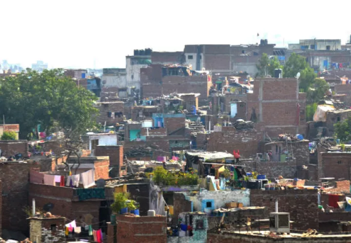 Vista de los tejados y azoteas del barrio de chabolas Colonia Sanjay. Foto/ EFE