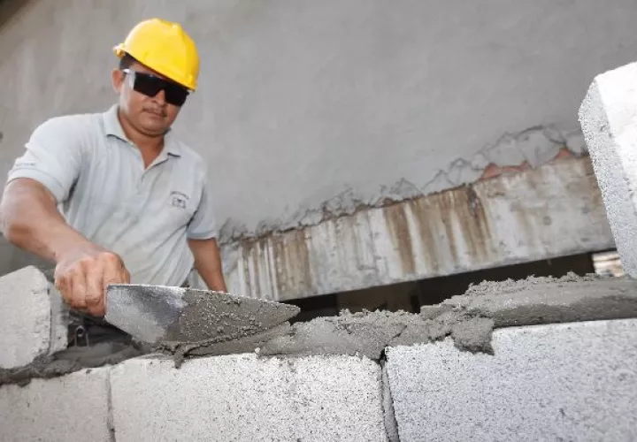 Expertos recomiendan que cuando se vaya a hacer este tipo de labor, se usen guantes de goma y protectores oculares, ya que el cemento es muy corrosivo.  / Archivo